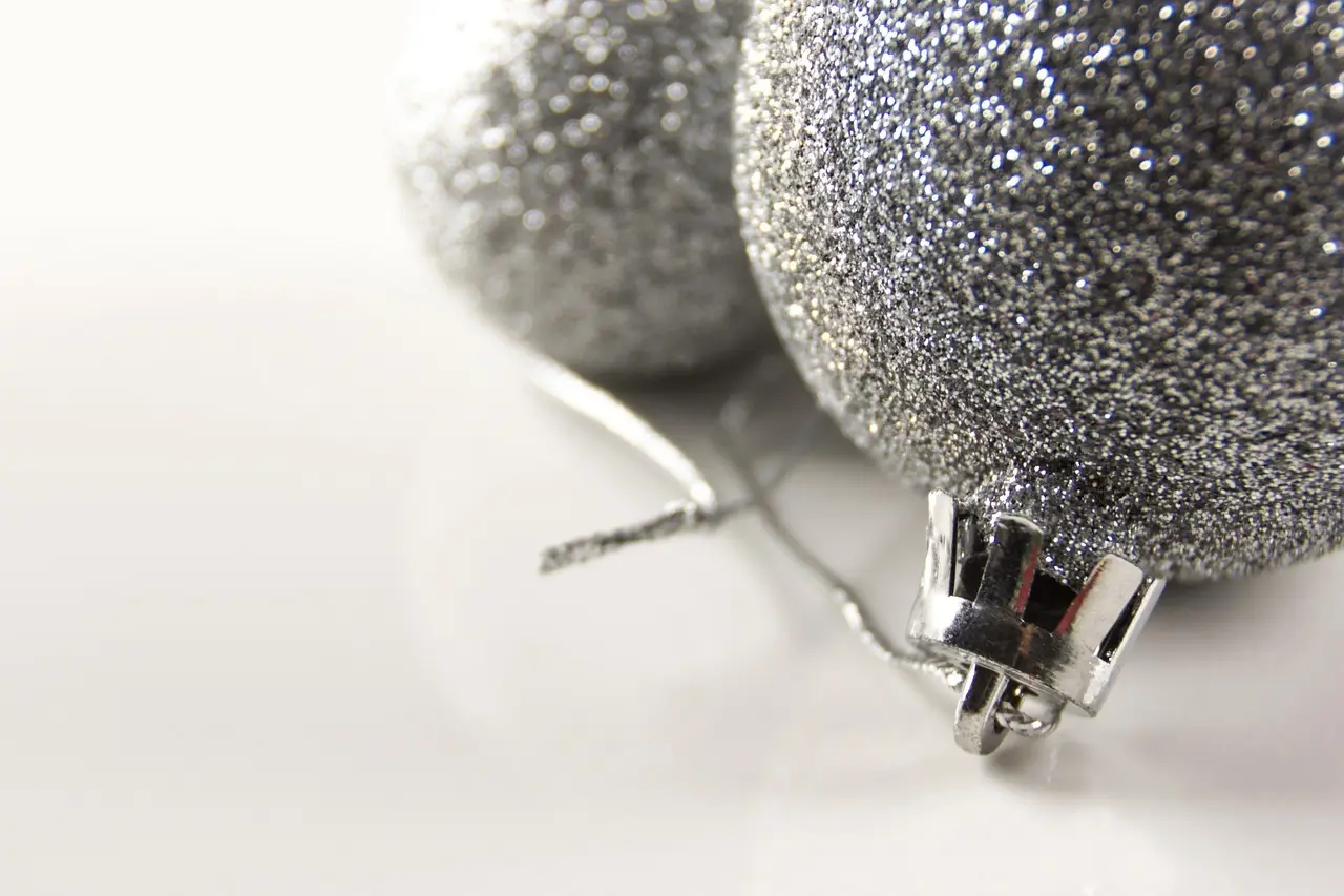 Sølvglitrende julekugler